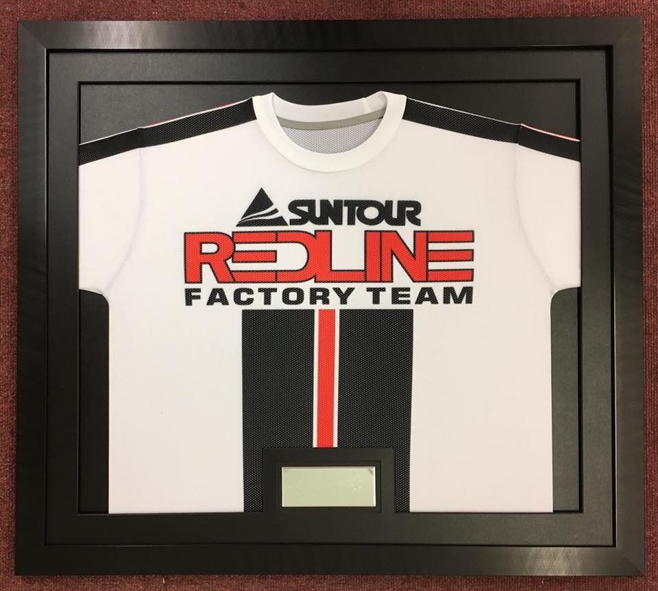 Suntour Redline Factory Team jersey in an all black frame with an all black mount